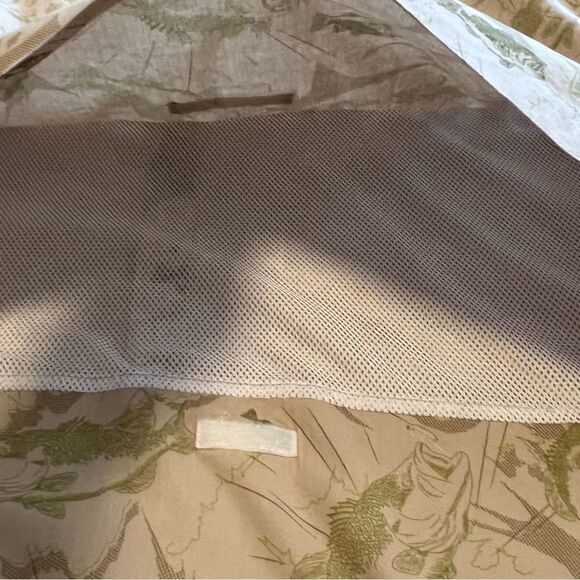 Cabela’s Fishing Shirt with hook and loop closures on pockets and back. Size L. - Picture 9 of 12